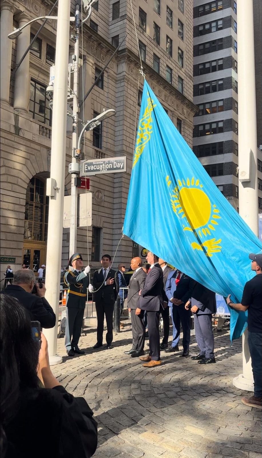 AQSh-ta kók baıraǵymyz kókke kóterildi