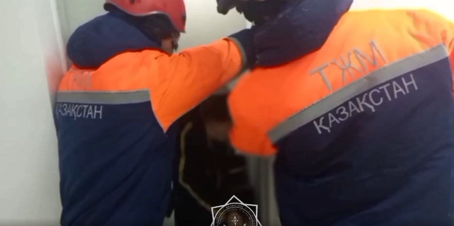 Astanalyq 3 turǵyn lıft ishinde qalyp qoıǵan