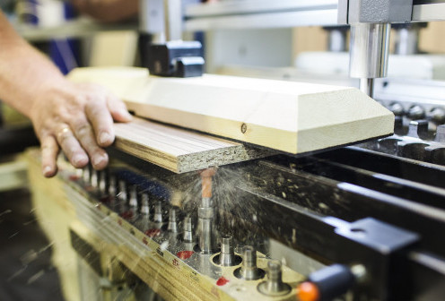 Oralda halyqtyń aqshasyn jymqyrǵan jalǵan jıhaz jasaýshy sottaldy