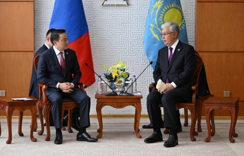 Prezıdent Mońǵolııanyń Uly Memlekettik Hýralynyń Tóraǵasymen kezdesti