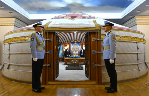 Qazaqstan men Mońǵolııa prezıdentteri kelissóz júrgizdi