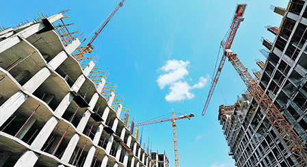 Qaraǵandyda lıft opyrylyp, jumysshy kóz jumdy