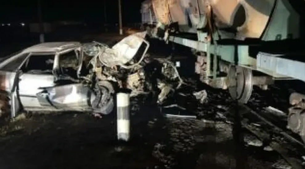 Aqmola oblysynda jeńil kólik pen poıyz soqtyǵysyp, 3 adam kóz jumdy