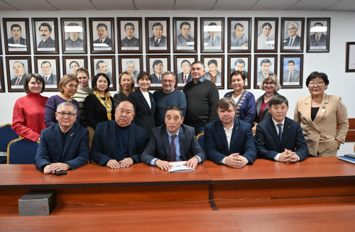 Jýrnalıster Respýblıka kúni qurmetine marapattaldy