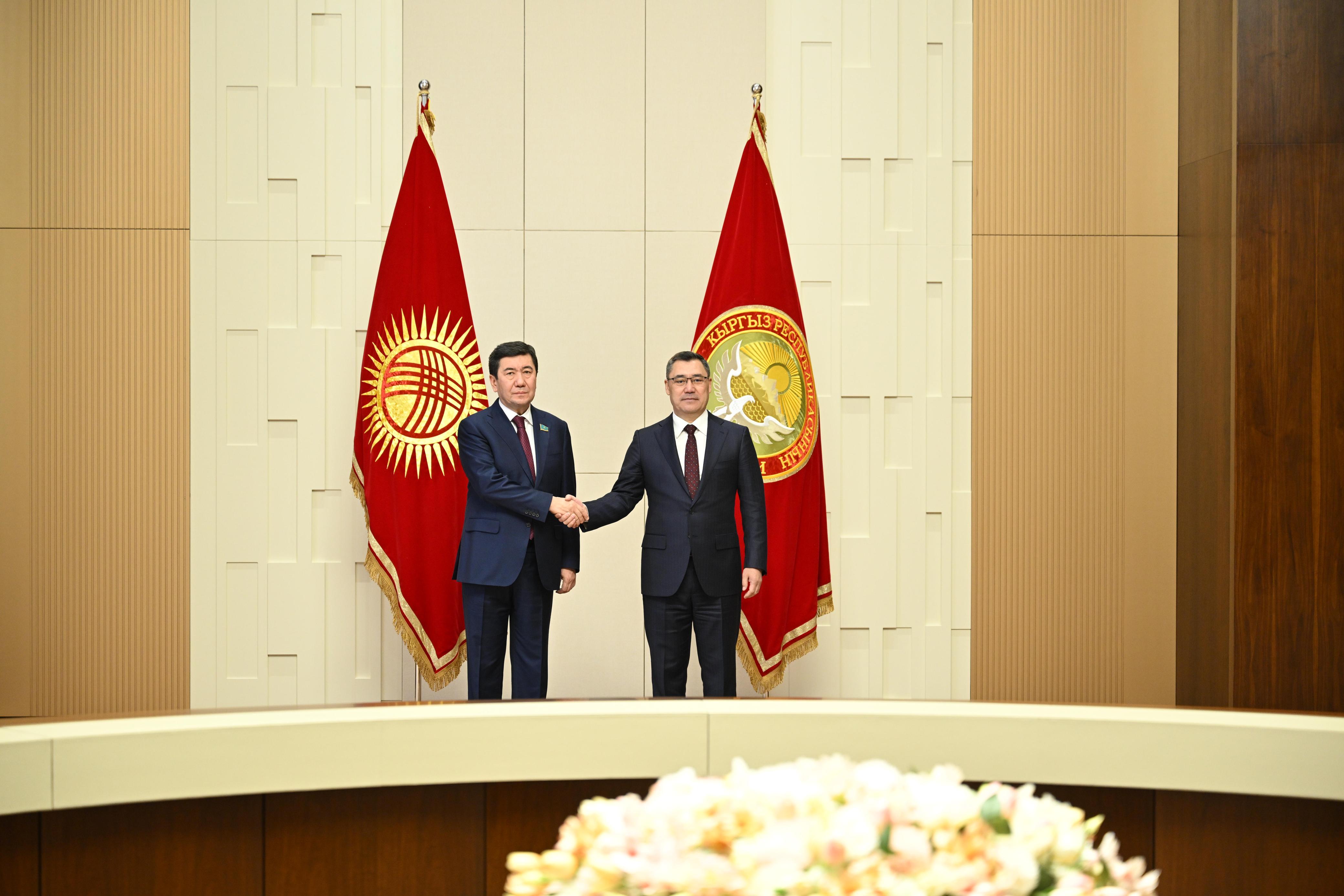 Májilis spıkeri Qyrǵyzstan Prezıdentimen kezdesti