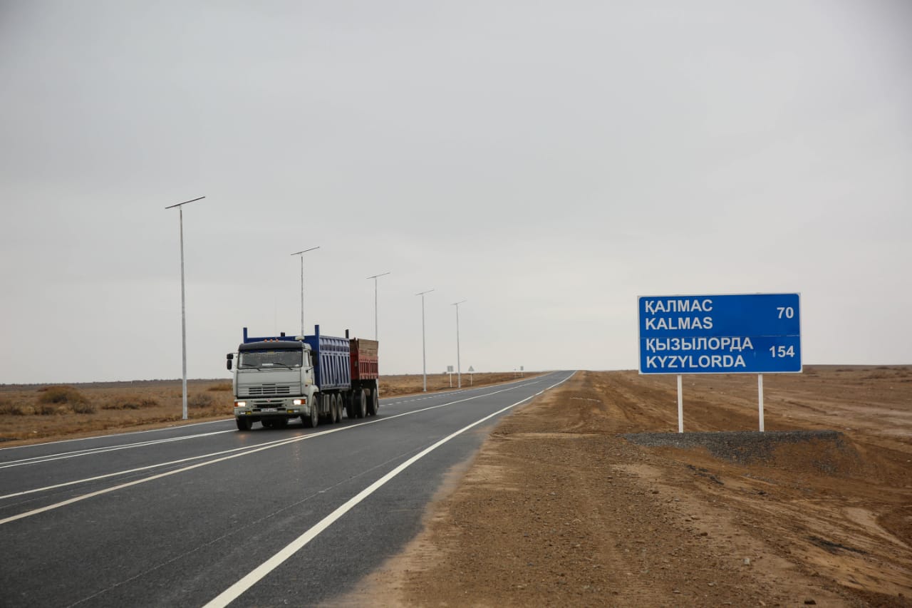 Jetisý oblysynda 30 jyldaı jóndelmegen shalǵaıdaǵy aýylǵa aparatyn jol jasaldy