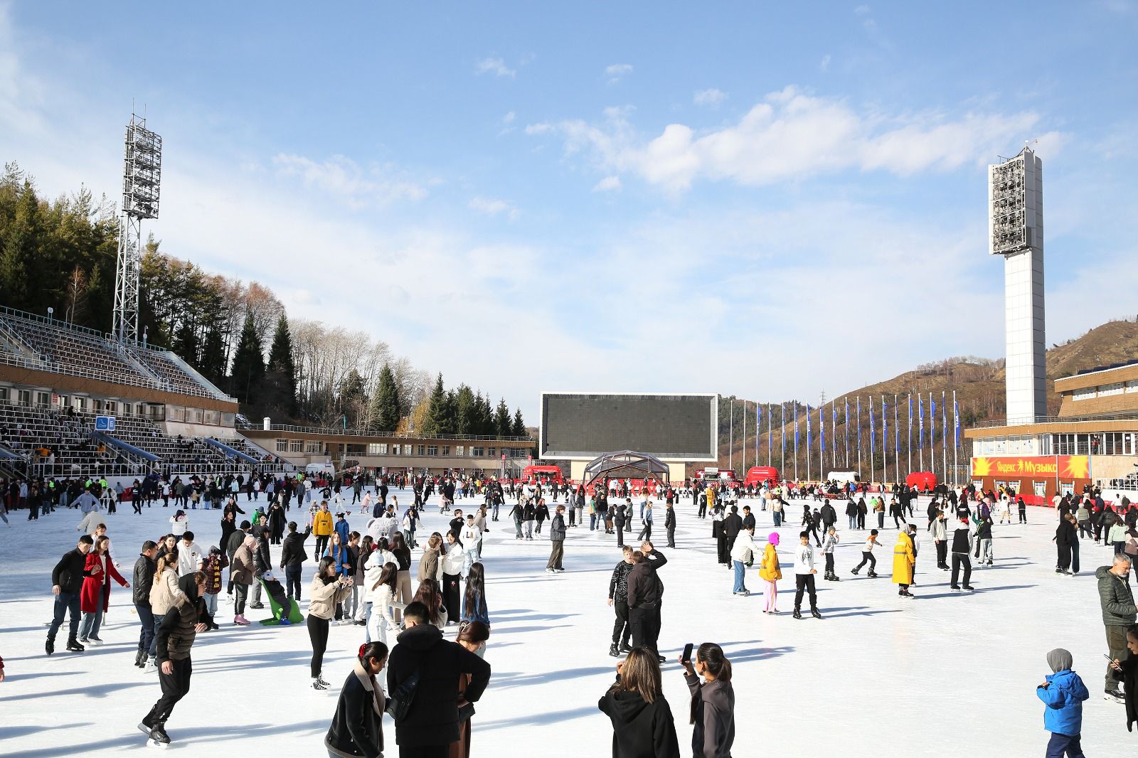 Almatynyń "Medeý" muz aıdynynda jańa maýsym ashyldy