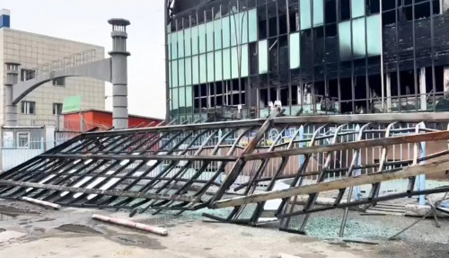 Semeıde saýda ǵımaratynyń shatyry opyrylyp tústi