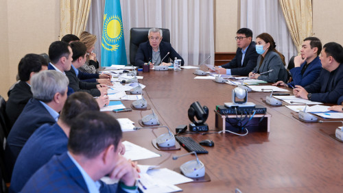 Úkimette ınflıasııany tejeý sharalary talqylandy