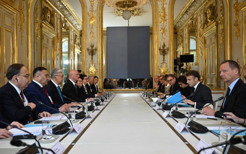 Memleket basshysy Fransııa Prezıdentimen kelissóz júrgizdi