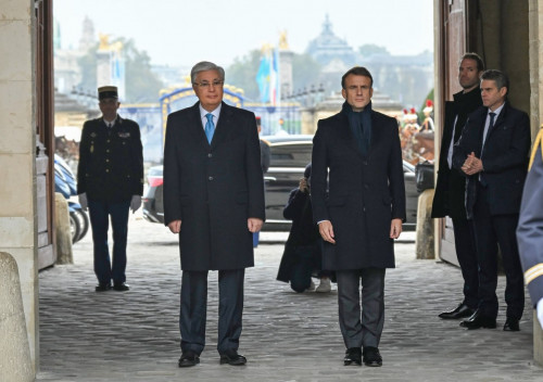 Fransııada Qasym-Jomart Toqaevty saltanatty qarsy alý rásimi ótti