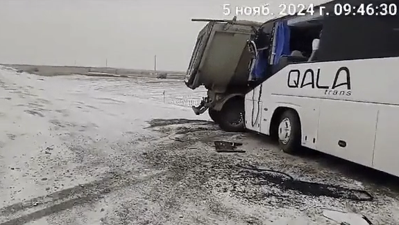 Aqtóbede jolaýshylar avtobýsy júk kóligimen soqtyǵysqan