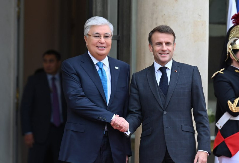 Fransııa Prezıdenti Qasym-Jomart Toqaevty Elıseı saraıynda kútip aldy