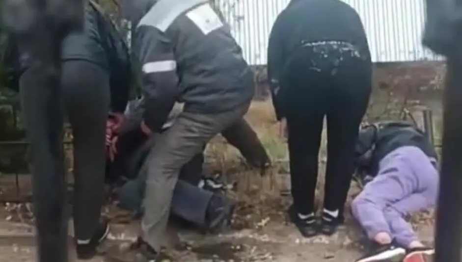 Aqtaýda qatty jel aıaldamany ushyryp áketken