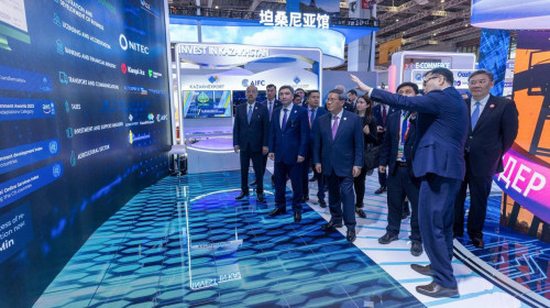 Oljas Bektenov VII Qytaı halyqaralyq ımport kórmesin aralady