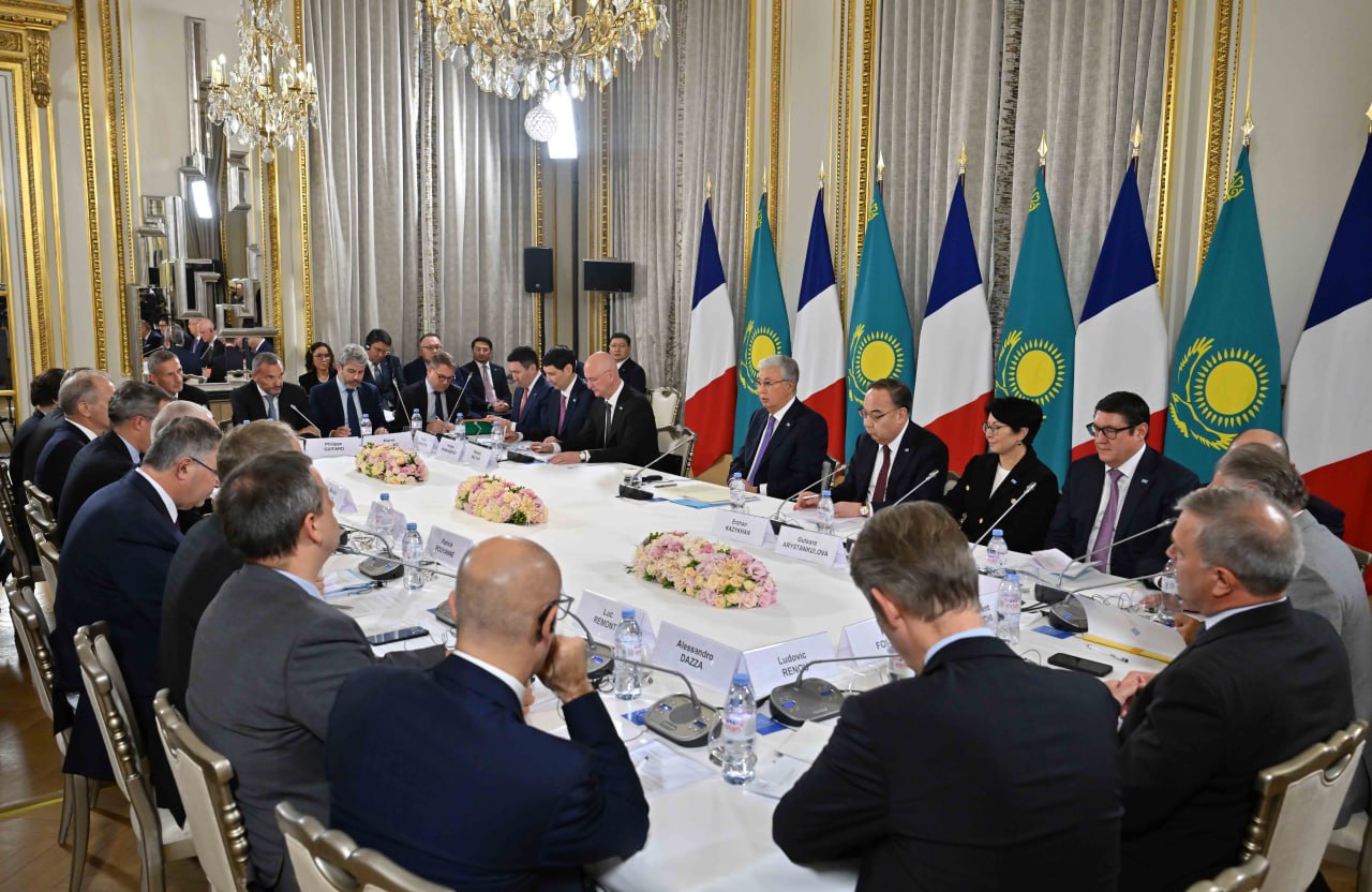 Prezıdent Qazaqstan-Fransııa ınvestısııalyq dóńgelek ústeline qatysty