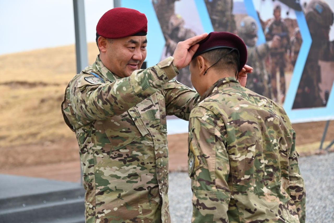 Kúreń qyzyl beret kıgen 29 jaýynger