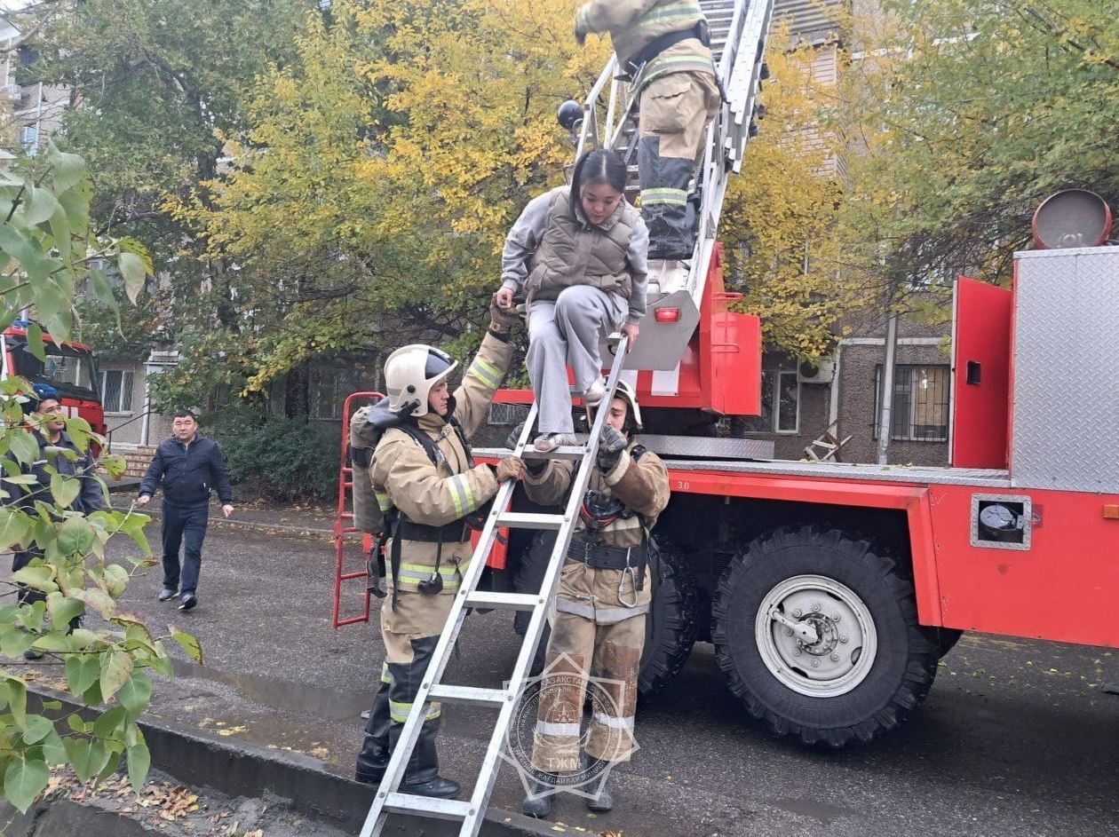 Shymkentte órtten alty adam evakýasııalandy