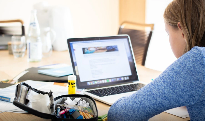 Astanada ekinshi aýysymnyń oqýshylary qashyqtyqtan oqıdy