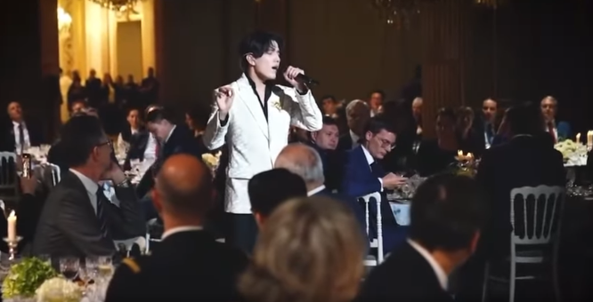 Dımash Qudaıbergen Eleseı saraıynda án shyrqady