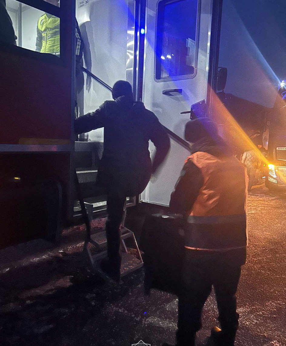 Reıstik avtobýstan aqaý shyǵyp, 34 adam evakýasııalandy