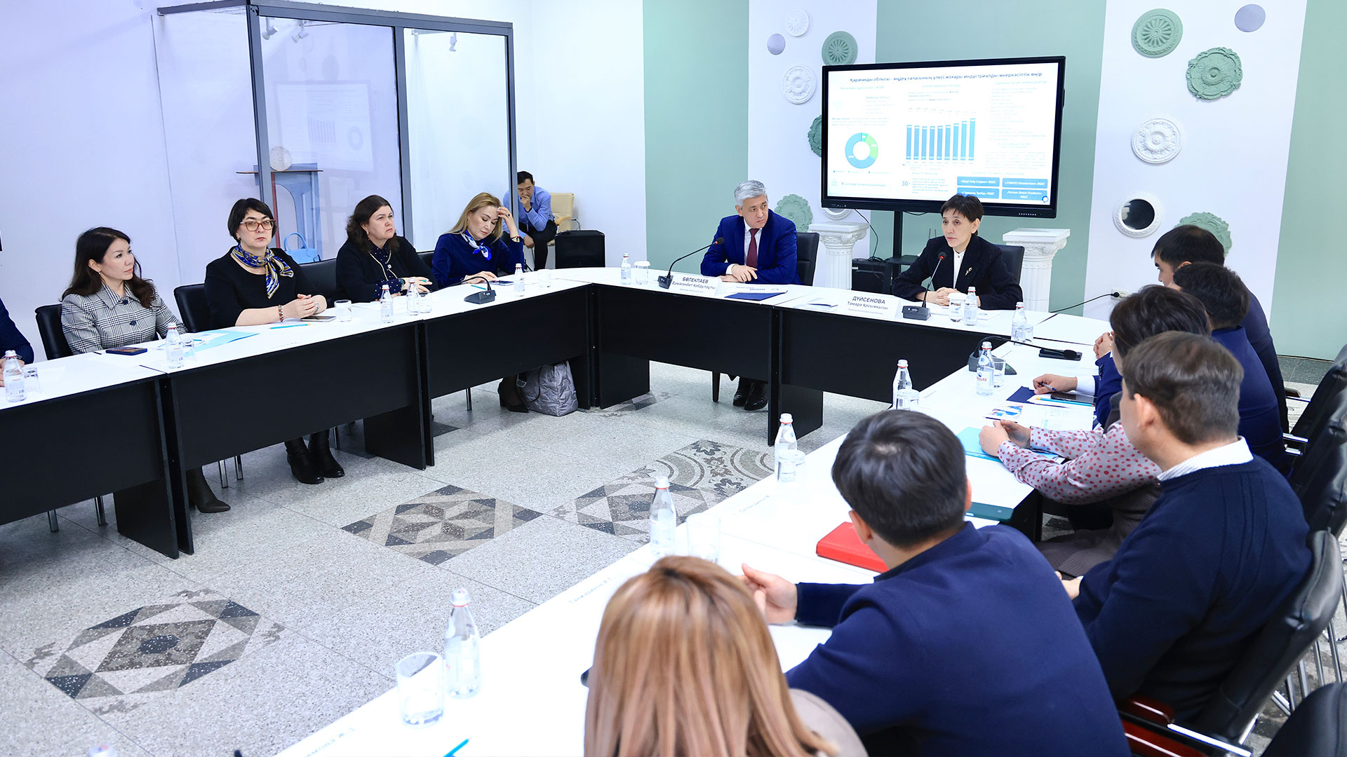 Bilim jáne medısına salasy qyzmetkerlerimen kezdesti