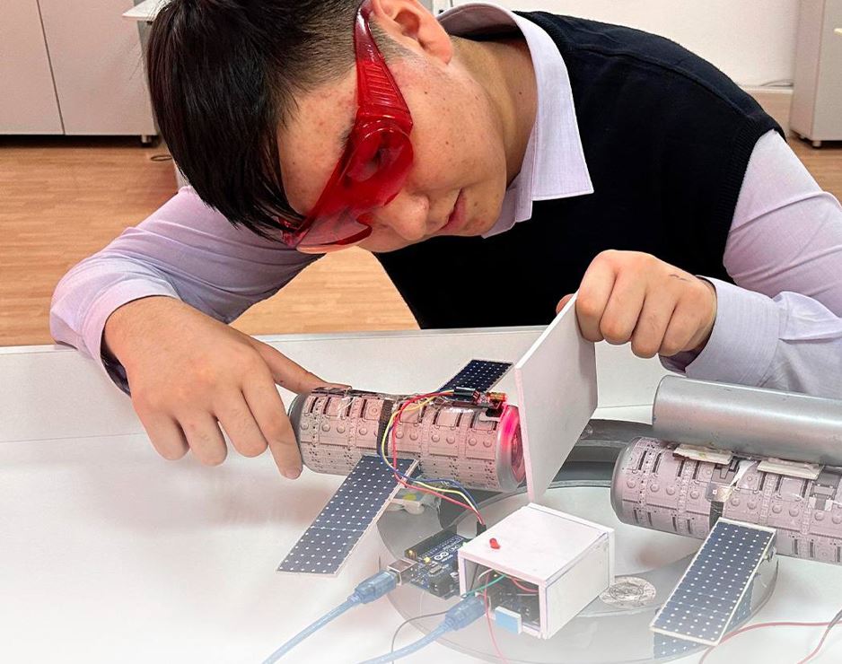 Mektep oqýshysy ǵaryshkerlerge arnalǵan qurylǵy oılap tapty