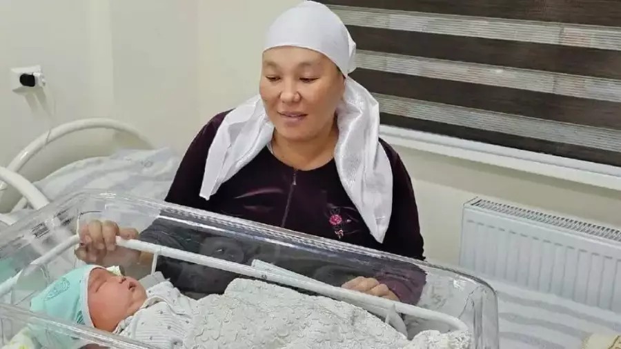 Shymkenttiń 39 jastaǵy turǵyny onynshy balasyn dúnıege ákeldi