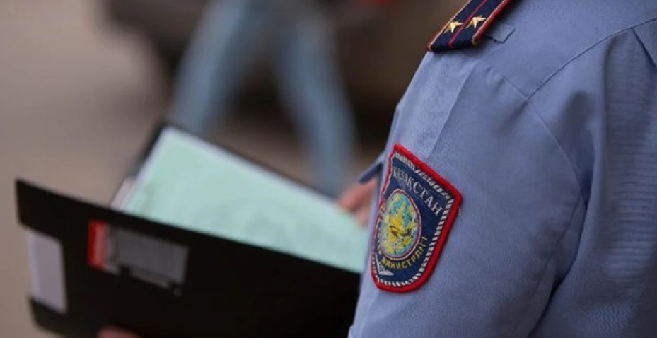 Qańtar oqıǵasy kezinde adam azaptaǵan polıseı sottaldy