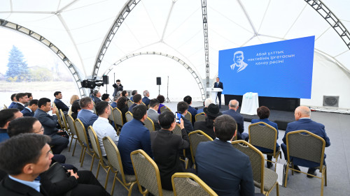 Máýlen Áshimbaev mektep irgetasyn qalaý rásimine qatysty