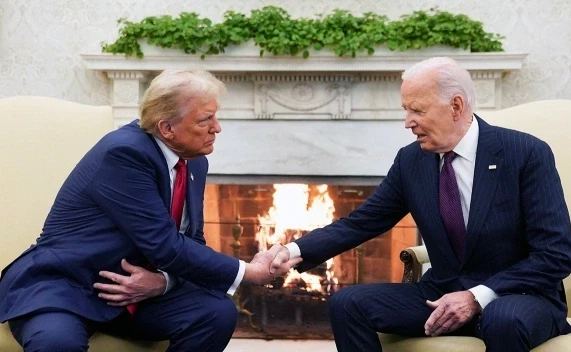 Djo Baıden Aq úıde Donald Trampty qabyldady