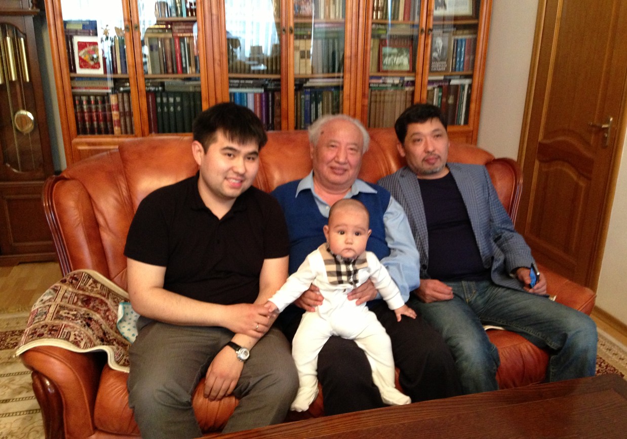 Abyl Kekilbaev: Bir túnde úıdiń erkesinen úlken adamǵa aınaldym