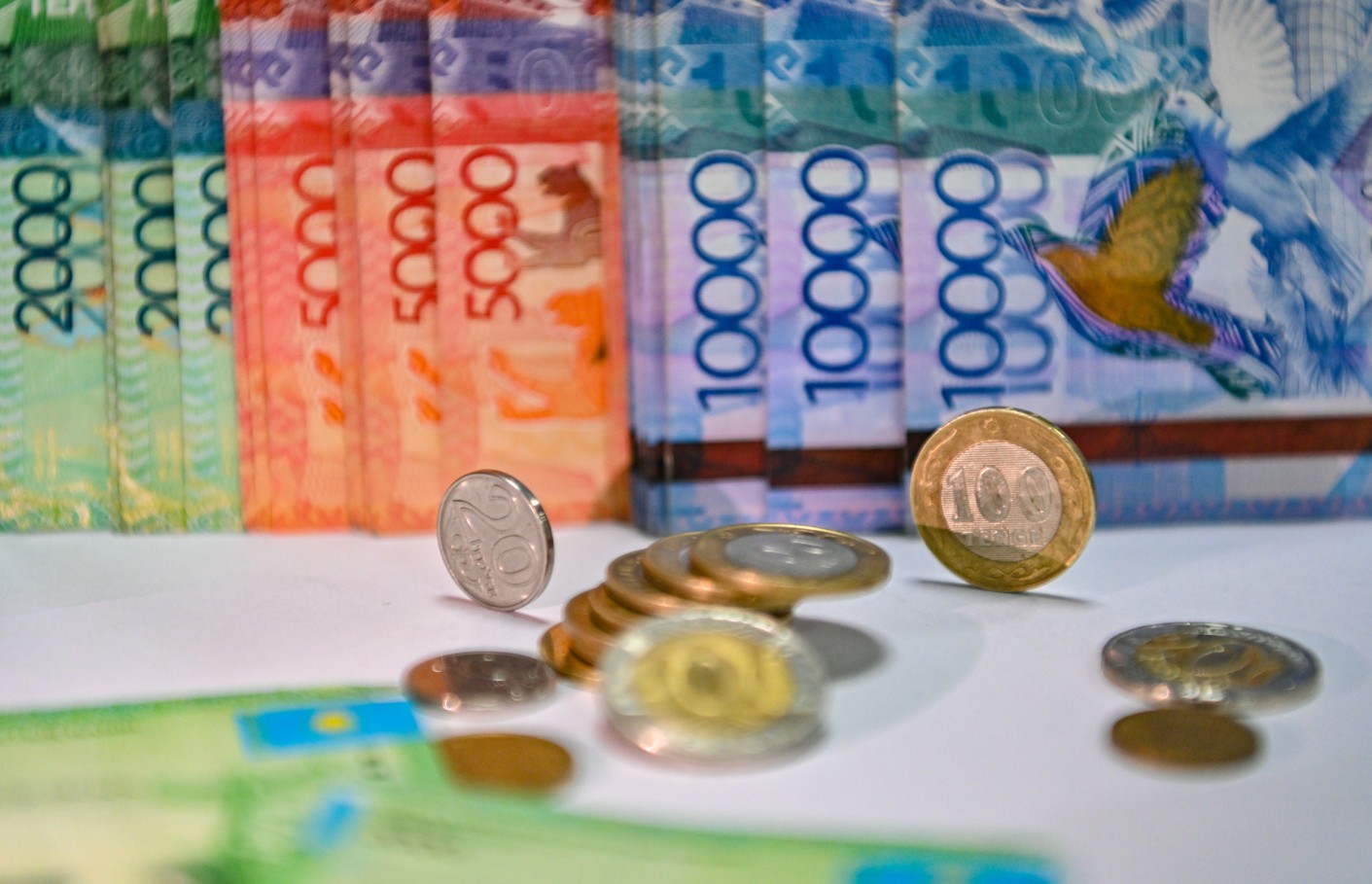 Teńge dızaınynda tek te, tegeýrin de bar