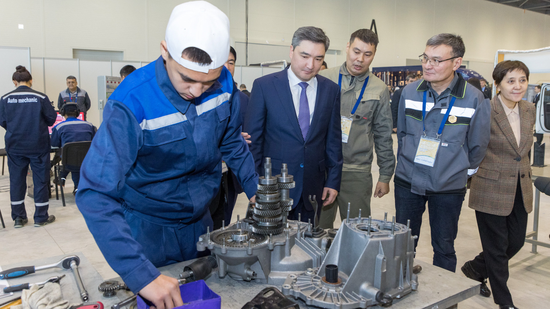 Oljas Bektenov WorldSkills Kazakhstan kásibı-tehnıkalyq daǵdylar chempıonatynyń qatysýshylarymen kezdesti