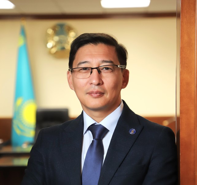 Adal azamat úlgisin memlekettik qyzmetshi kórsetýi kerek