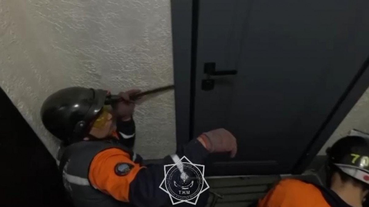 Semeıde ata-anasy úıge qamap ketken balalar qutqaryldy