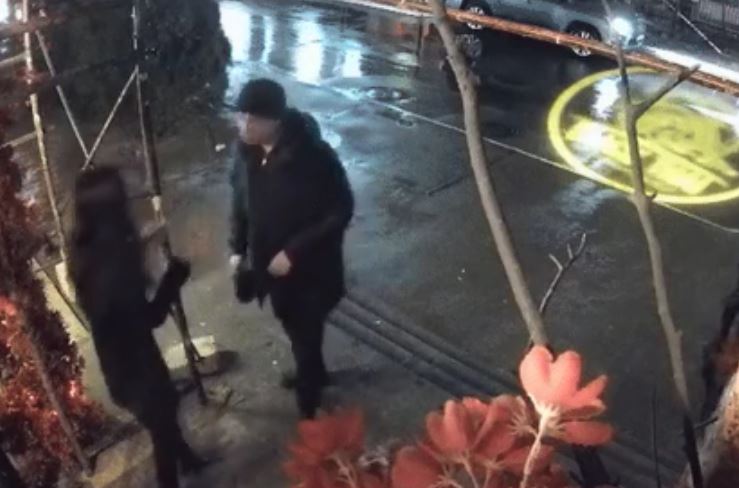 Aqtaýda qyz balanyń aıaýsyz soqqyǵa jyǵylǵan sáti vıdeoǵa túsip qaldy