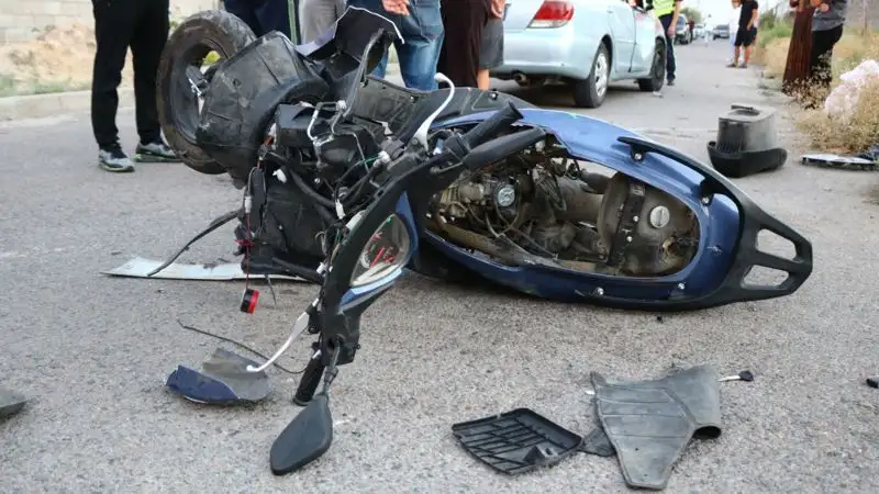 Jańaózende moped avtokólikke soǵylǵan