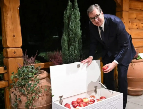 Toqaev Serbııa Prezıdentine Almatynyń áıgili aportyn tartý etti