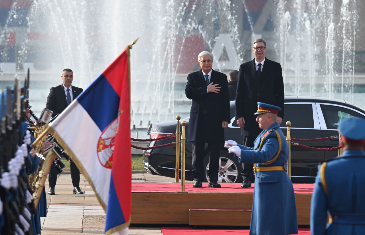 Serbııa saraıynda Qasym-Jomart Toqaevty qarsy alý rásimi ótti