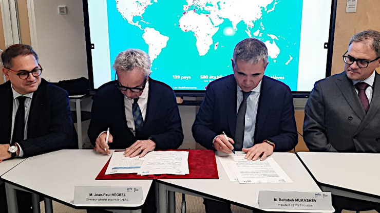 Fransýz tilinde oqytady