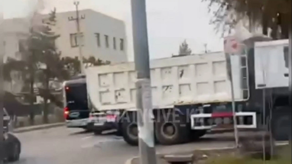 Almatyda júk kóligi avtobýspen soqtyǵysqan