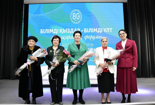 Qazaq ulttyq qyzdar pedagogıkalyq ýnıversıteti 80 jyldyq mereıtoıyn atap ótti