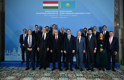 Qasym-Jomart Toqaev qazaq-majar ınvestısııalyq dóńgelek ústeline qatysty