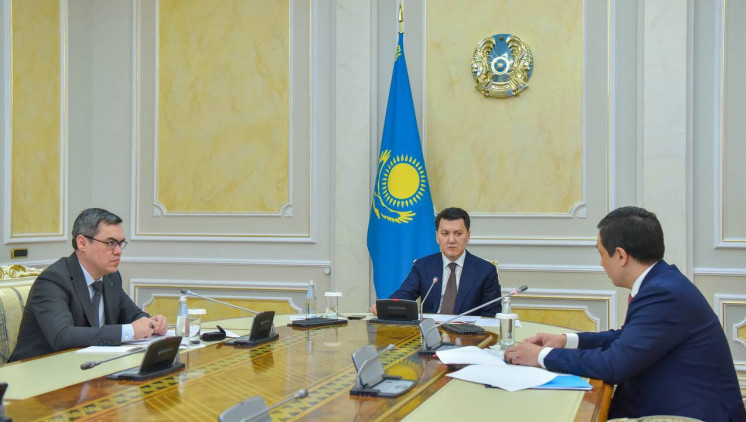 Elimizdiń azamattyǵynan bas tartatyndar sany azaıyp keledi - Erlan Qarın