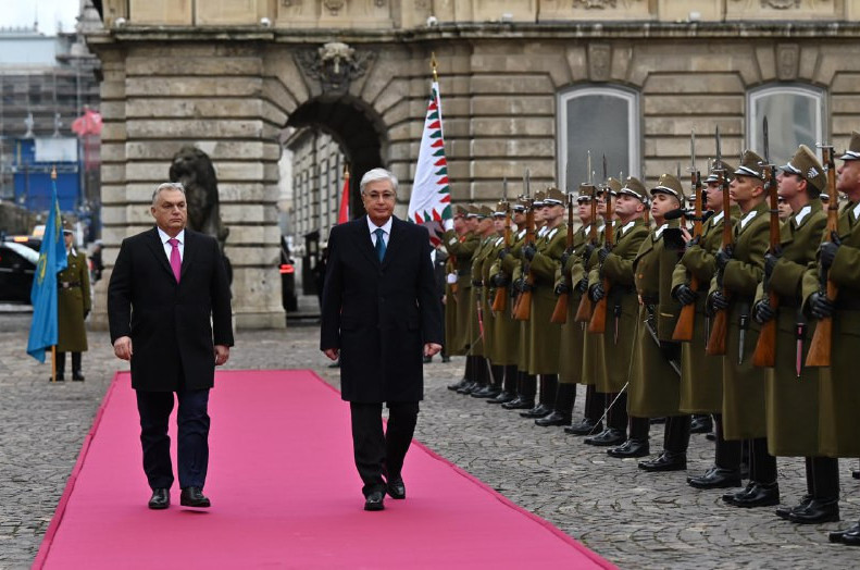 Majarstanda Qasym-Jomart Toqaevty saltanatty qarsy alý rásimi ótti