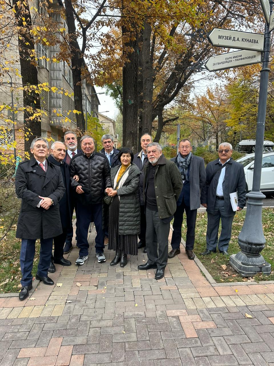 Ádebı baılanys –  altyn kópir