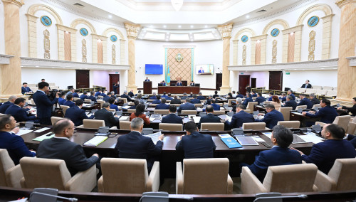 «Ulttyq qordan 2025-2027 jyldarǵa arnalǵan kepildendirilgen transfert týraly» zań jobasy maquldandy