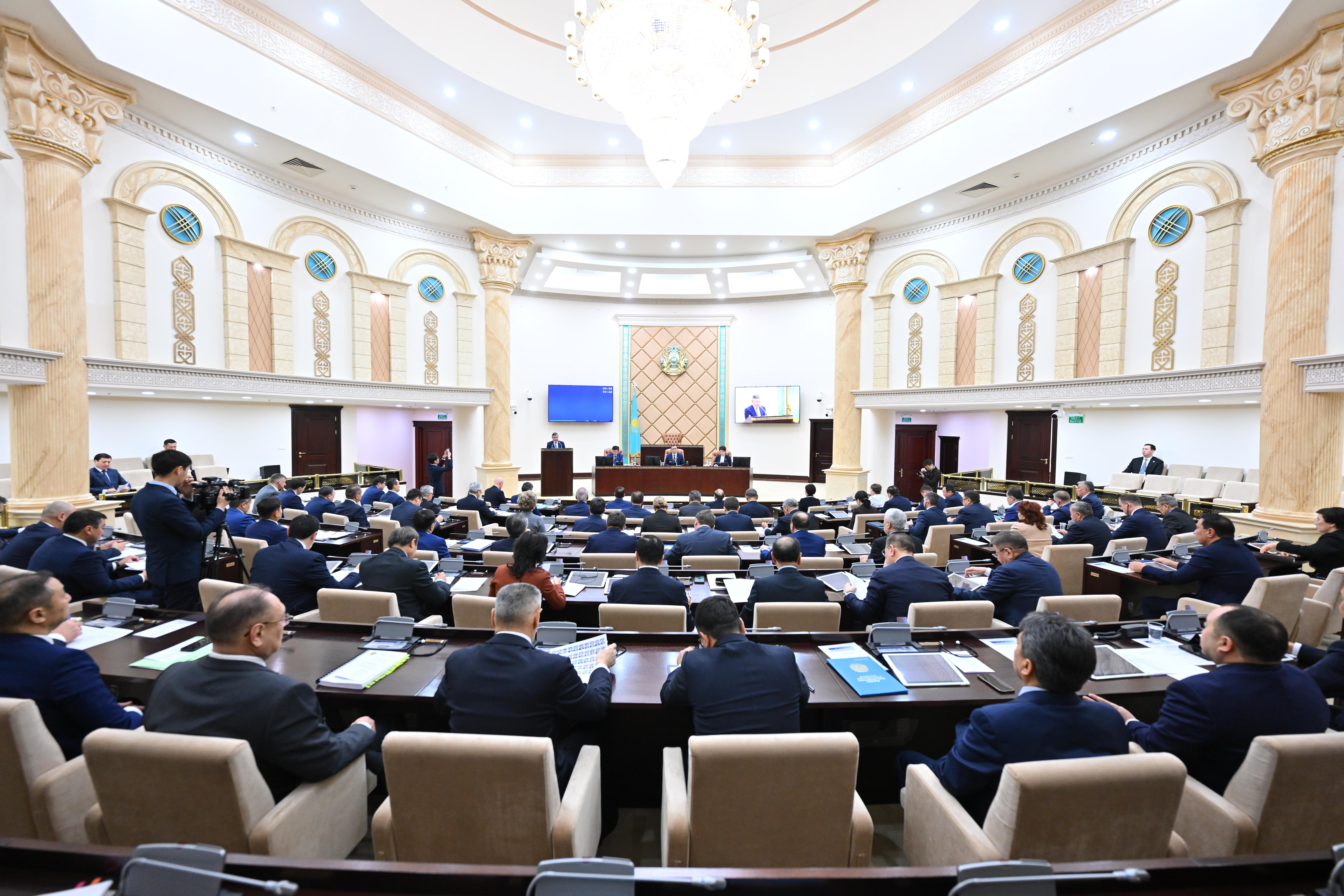 Senatorlar óńirlerdi damytýǵa arnalǵan qarajatty arttyrýdy usyndy