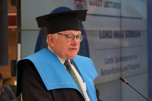 Ulybrıtanııa Lordtar palatasynyń múshesi EUÝ stýdentterine dáris oqydy